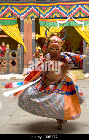Tanz des Herrn des Todes und seiner Gemahlin (Shinje Yab Yum) in Paro Tsechu (Festival), Bhutan Stockfoto