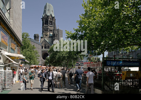 Fußgänger auf dem Kurfürstendamm in Berlin, Deutschland Stockfoto