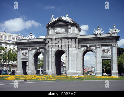 Puerta de Alcada aus dem 18. Jahrhundert Gateway nach Madrid von Carlos III gebaut Stockfoto