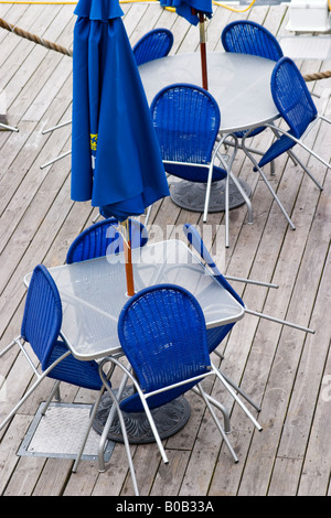 Leere Tische und Stühle vor einem Restaurant im freien Stockfoto