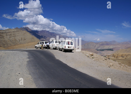 Jeeps am Straßenrand zu Beginn des Leh Manali Highway Stockfoto