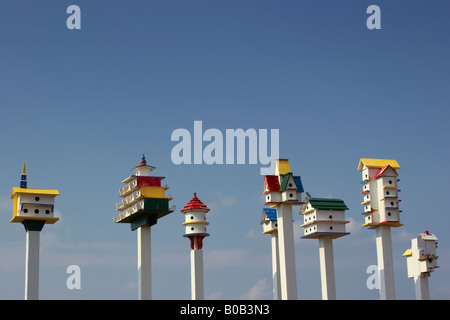 Bunt bemalte Vogelhäuser im Vorgarten einer Eigenschaft auf Rt 12 südlichen Küsten North Carolina Stockfoto