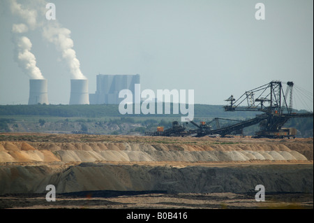 Ein Braunkohle-Tagebau-mine und eine macht Pflanzen, Welzow, Deutschland Stockfoto