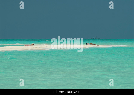 Sandspit blaue Lagune blaue Himmel weißen Sandstrand tropischen Insel Kuramathi Malediven Stockfoto