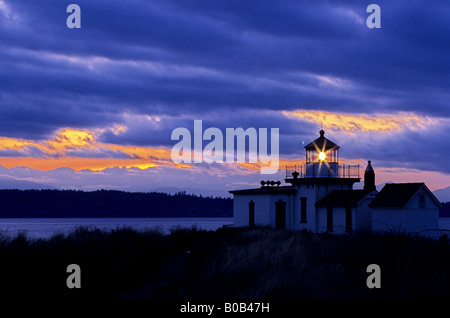 Leuchtturm am westlichen Ende des Discovery Park mit Puget Sound im Hintergrund Seattle Washington USA Stockfoto