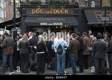 Der Hund und Ente Pub in Soho in London an der Ecke der Frith Street und Bateman Street, London Stockfoto