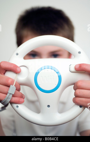 Jungen spielen mit Nintendo Wii-Wheel Stockfoto