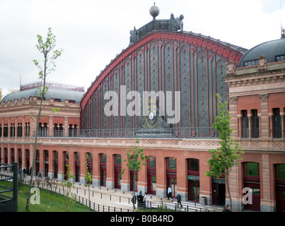 Estacion de Atocha aus dem 19. Jahrhundert aus Gusseisen Bahnhof Madrid Stockfoto