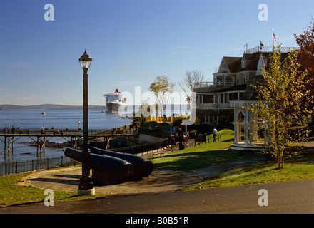 Nord-Amerika, Maine, Bar Harbor. Das weltweit berühmte Ocean Liner und Kreuzfahrt Schiff Queen Mary 2 kommt in urigen Bar Harbor, Maine. Stockfoto