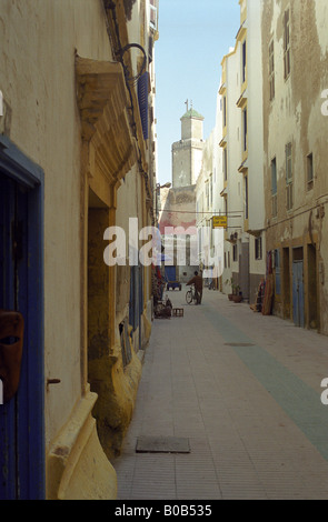 Blick entlang einer hellen engen Gasse in Essaouira, Marokko, auf der rechten Seite in einem Abstand ist die malerische, aber schönen Hotel Cap Sim Stockfoto