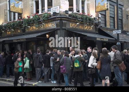 Trinker spill heraus auf der Straße vor dem Hund und Ente Pub in Soho in London Stockfoto