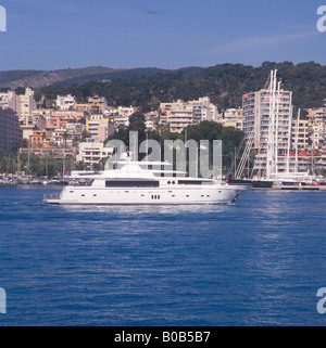 Johnson-105 Luxus 32 Mtr Motoryacht Superyacht Unternehmen eine Demo spin unterwegs für Palma International Boat Show 2008 Stockfoto