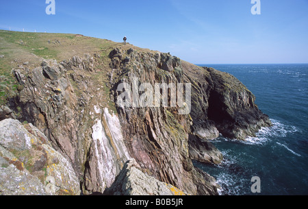 Rhins Galloway gespielt am südlichsten Punkt Mull of Galloway, Wanderer zu Fuß entlang der Klippe Scotland UK Stockfoto