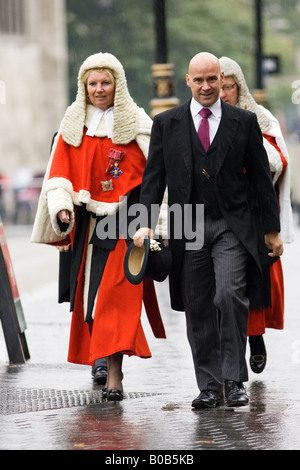 Richter-Prozession an regnerischen Tag aus Westminster Abbey London England Vereinigtes Königreich Stockfoto