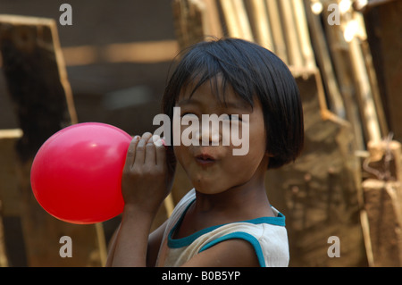 Eine Karen Flüchtlingskind mit Ballon in Ban Huai Hee, Mae Hong Son Provinz Thailand spielen Stockfoto