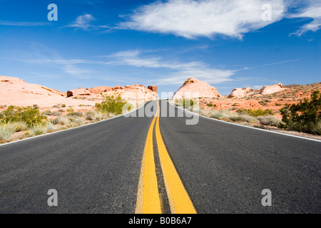 USA - Nevada. Auf der Suche nach unten Straßenlauf durch Valley of Fire State Park. Stockfoto