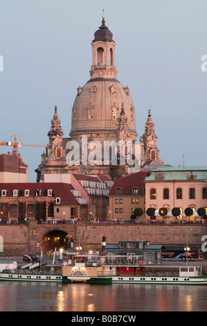 Der Brühler-Terrasse und die Kirche der Muttergottes, im Vordergrund ein Raddampfer auf der Elbe, Dresden, Deutschland Stockfoto