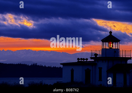 Leuchtturm am westlichen Ende des Discovery Park mit Puget Sound im Hintergrund Seattle Washington USA Stockfoto