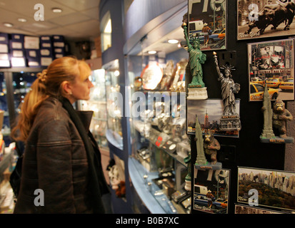 Frau in einem Souvenir-Shop in New York, USA Stockfoto