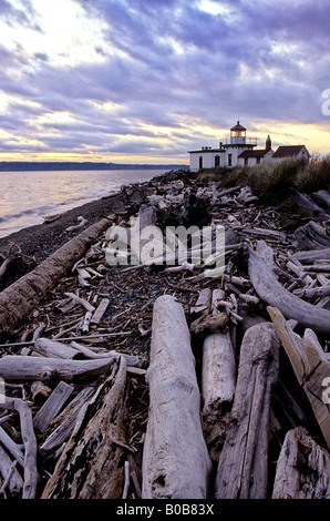 Leuchtturm am westlichen Ende des Discovery Park mit Puget Sound im Hintergrund Seattle Washington USA Stockfoto