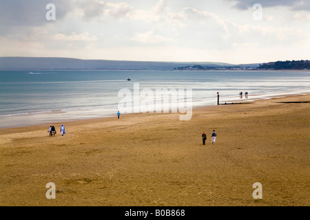 Menschen Bournemouth Strand entlang spazieren, nach starker Regen hat die Luft ist rein. Dorset UK. Stockfoto