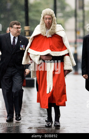 Richter-Prozession an regnerischen Tag aus Westminster Abbey London England Vereinigtes Königreich Stockfoto