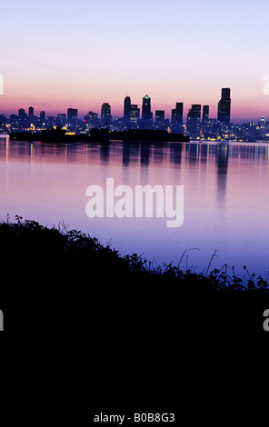 Die Innenstadt von Wolkenkratzern von Seattle aus quer durch Elliot Bay Seattle Washington USA Stockfoto