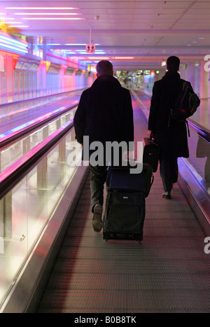 Passagiere auf ein Laufband am Flughafen in München, Deutschland Stockfoto