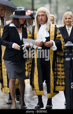 Richter-Prozession an regnerischen Tag aus Westminster Abbey London England Vereinigtes Königreich Stockfoto