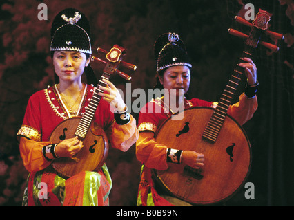 Ruan Instrumente in der Tang-Dynastie Leistung in Xia'n gespielt wird. Die alten chinesischen Gitarren sind Oud-ähnlichen lauten. Stockfoto