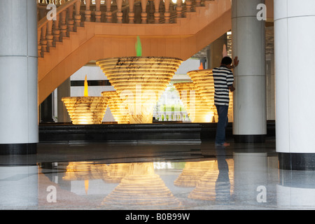 Mann, der betet In Jame Hassanal Bolkiah Moschee, Brunei Stockfoto