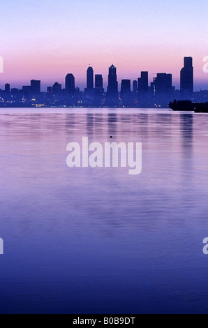 Die Innenstadt von Wolkenkratzern von Seattle aus quer durch Elliot Bay Seattle Washington USA Stockfoto