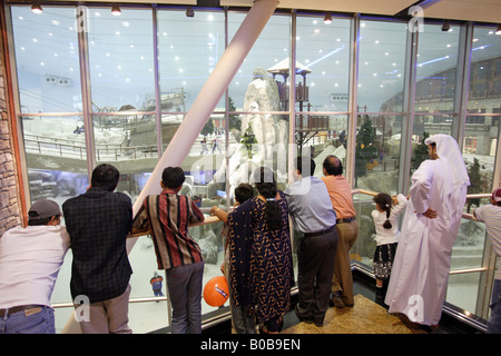 Eine Gruppe von Menschen beobachten das Zentrum der Skihalle Ski Dubai in der Mall of the Emirates, Vereinigte Arabische Emirate Stockfoto