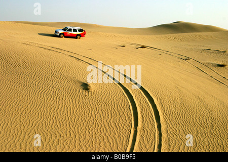 4 Rad Antrieb Auto Reise Düne fahren Wüstensafari, Abu Dhabi, Vereinigte Arabische Emirate, Naher Osten, Konzept der Abenteuerurlaub Stockfoto