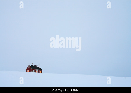 Jäger-Kabine in der Abenddämmerung, Kap Tobin, Ostgrönland Stockfoto