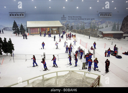 Im Zentrum Skifahrer in der Skihalle Ski Dubai, Vereinigte Arabische Emirate Stockfoto