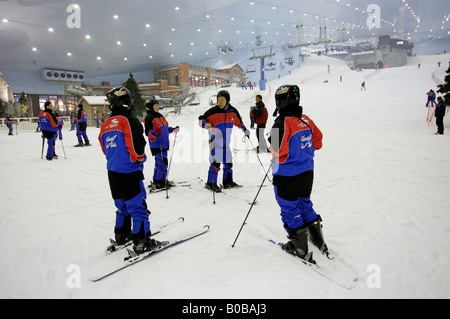 Im Zentrum Skifahrer in der Skihalle Ski Dubai, Vereinigte Arabische Emirate Stockfoto