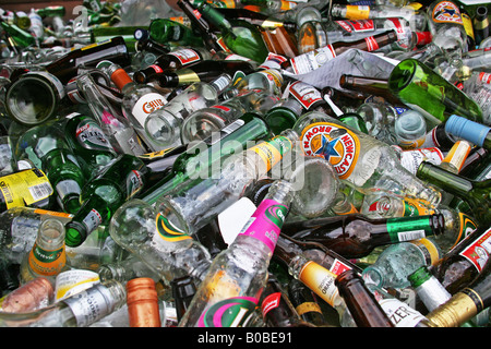 Leere Glasflaschen in einem Müllcontainer außerhalb einer Gastwirtschaft in Yorkshire für das recycling. Stockfoto