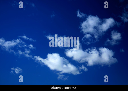 Fraktus Cumuluswolken tief blau polarisierte Sky Generika UK Stockfoto