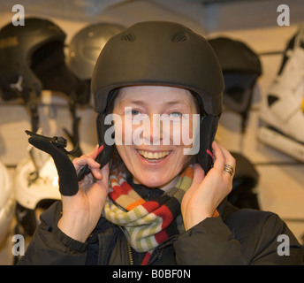 Eine 40 Jahre alte Frau shopping für einen Skihelm in einem Sportgeschäft in Kiruna / nördlichen Schweden Stockfoto