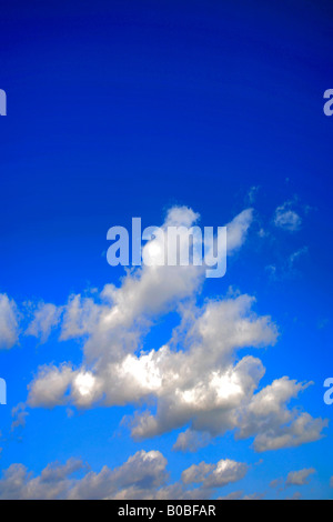 Fraktus Cumuluswolken tief blau polarisierte Sky Generika UK Stockfoto