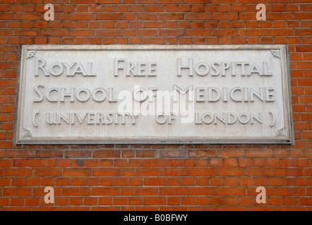 Geschnitzte Steinzeichen: Royal Free Hospital School of Medicine, University of London, Bloomsbury, London, England Stockfoto