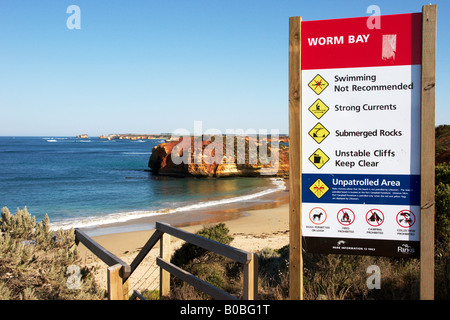 Ein Schild die Gefahren der Wurm Bucht auf Victorias Great Ocean Road. Stockfoto