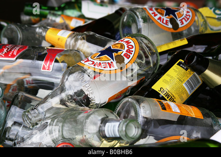 Leere Glasflaschen in einem Müllcontainer außerhalb einer Gastwirtschaft in Yorkshire für das recycling. Stockfoto