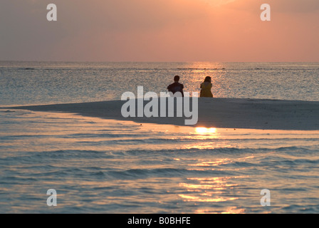 Paar den Sonnenuntergang Sonnenuntergang am tropischen Strand Sandbank Kuramathi Island Malediven Stockfoto