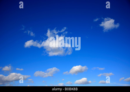 Fraktus Cumuluswolken tief blau polarisierte Sky Generika UK Stockfoto