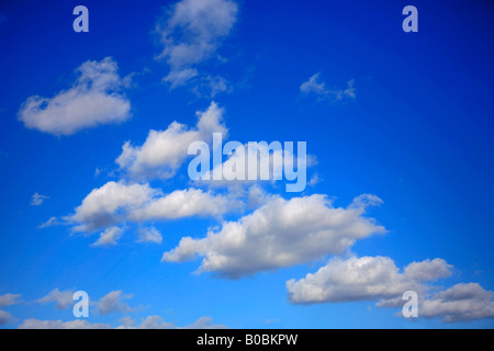 Fraktus Cumuluswolken tief blau polarisierte Sky Generika UK Stockfoto