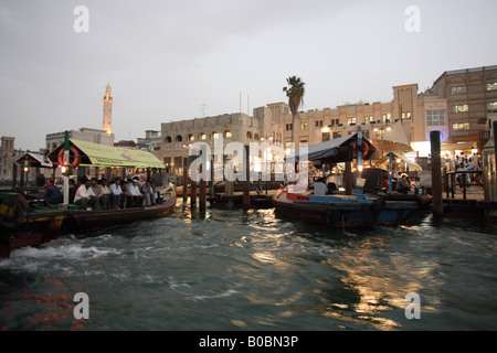 Die Altstadt am Dubai Creek am Abend, Dubai, Vereinigte Arabische Emirate Stockfoto