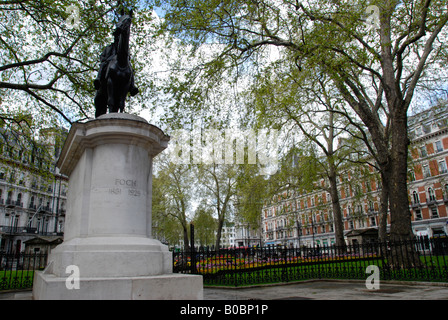 Statue von Ferdinand Foch und Lower Grosvenor Gardens in der Nähe von Victoria Station London Stockfoto