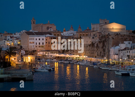 Ciutadella Hafen mit beleuchteten Hafenrestaurants, Kulisse von Dom und Altstadt am dusk,Menorca,Balearics.Spain Stockfoto